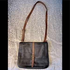 Fossil brand leather crossbody purse. Adjustable strap. Like new condition.
